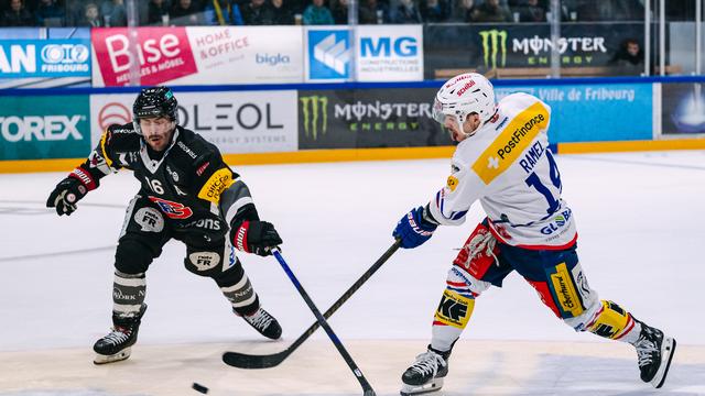 Les Fribourgeois et Raphael Diaz (gauche) ont été défaits par Kloten. [KEYSTONE - © ADRIEN PERRITAZ]