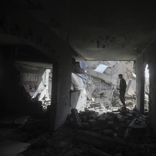 Un Palestinien de profil dans les décombres de Rafah. [Keystone/AP Photo - Ismael Abu Dayyah]