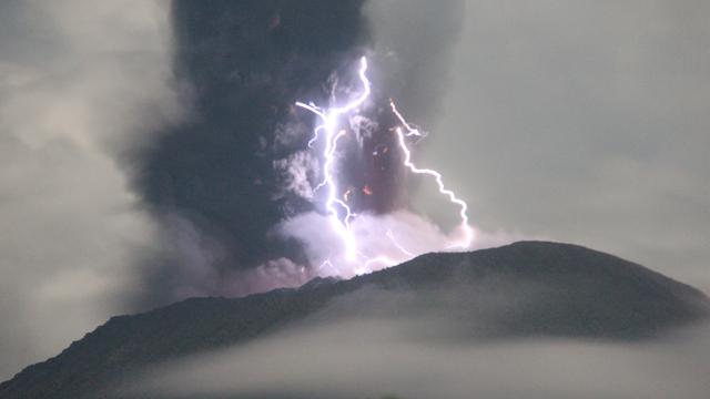 Le mont Ibu dans une colère spectaculaire, en Indonésie. [REUTERS - PVMBG]