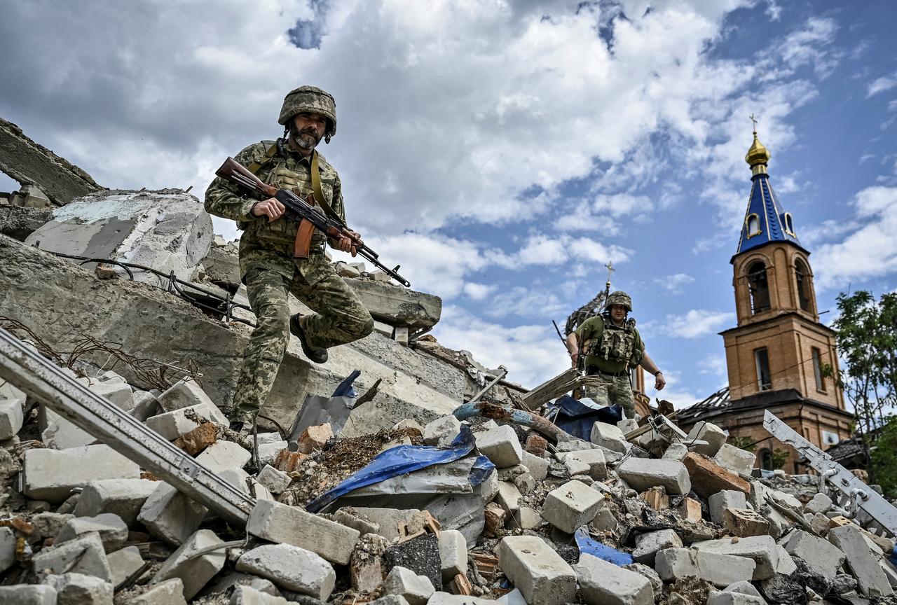 Des militaires ukrainiens patrouillent dans la ville d'Orikhiv (oblast de Zaporijjia, sud-est de l'Ukraine), le 20 mai 2024 (image d'illustration). [REUTERS - Stringer]