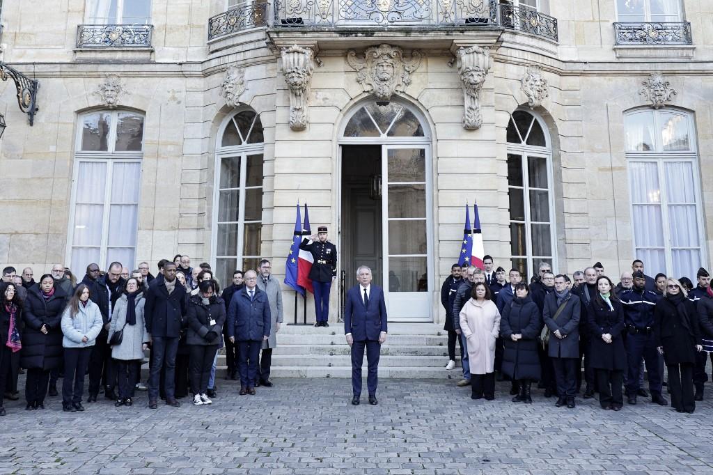 François Bayrou lors de la minute de silence pour les victimes du cyclone Chido. [AFP - STEPHANE DE SAKUTIN]