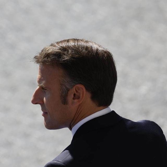 Toujours en quête d'un Premier ministre, Emmanuel Macron veut réunir tous les partis. [Keystone/EPA]