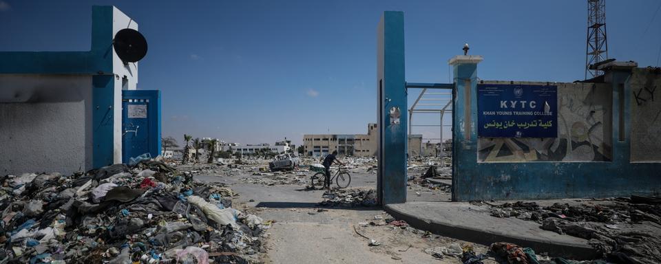 Une école de l'UNRWA détruite par Israël à Khan Younès. [Keystone/EPA - Mohammed Saber]