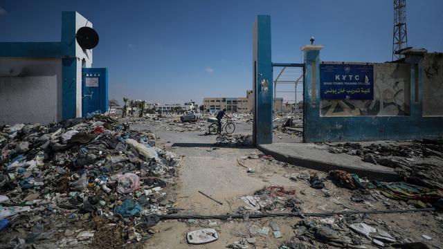 Une école de l'UNRWA détruite par Israël à Khan Younès. [Keystone/EPA - Mohammed Saber]