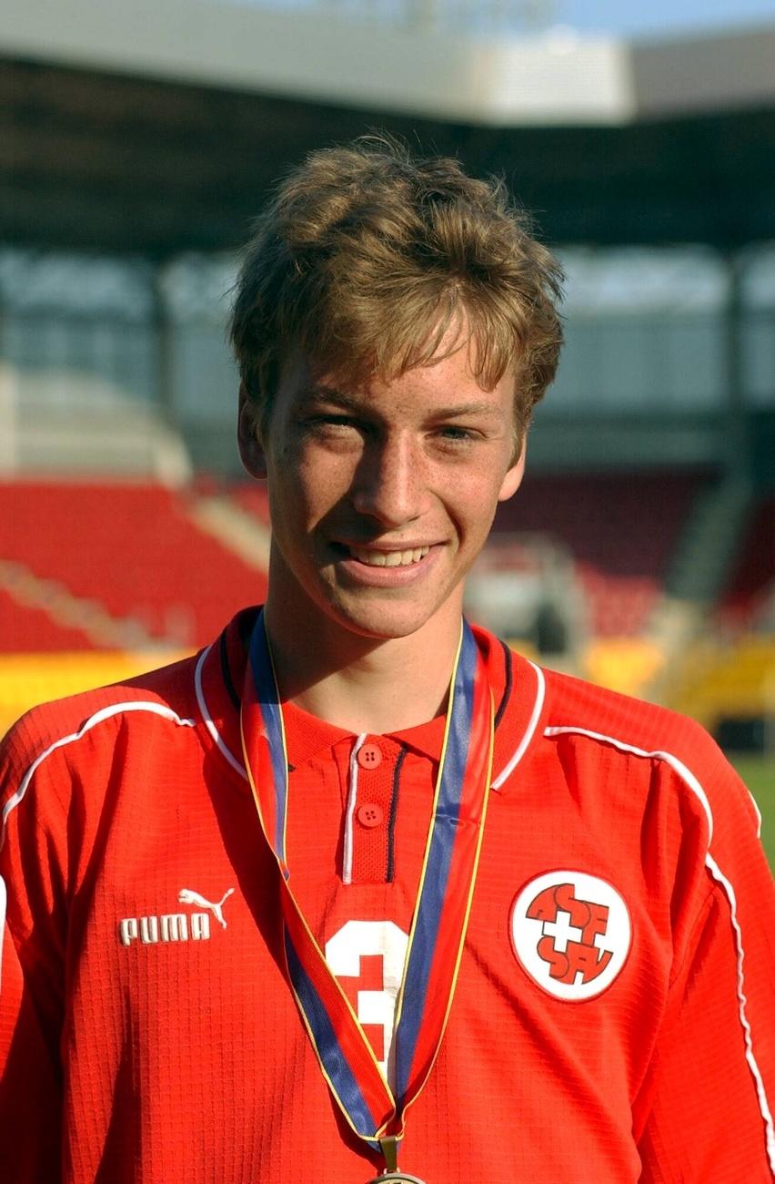 Arnaud Bühler, 17 ans à peine, et champion d'Europe des M17 avec la volée Barnetta, Senderos, Ziegler, sous les ordres de Markus Frei. [KEYSTONE - SIGI TISCHLER]