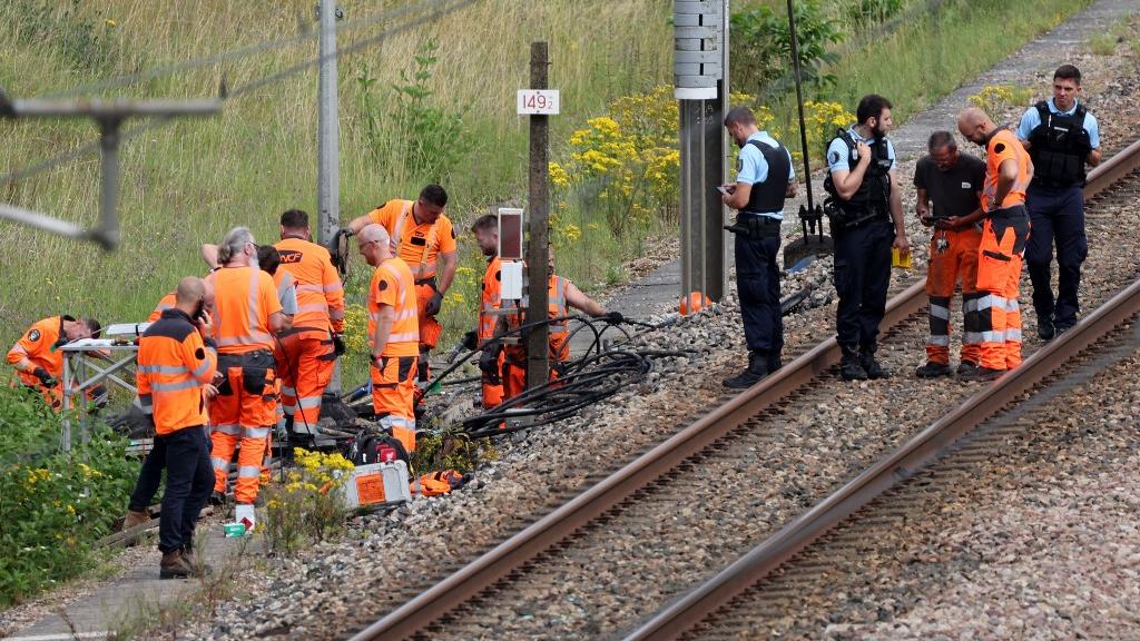 Des câbles de fibre optique ont été coupés et incendiés à divers endroit du réseau ferroviaire en France. [AFP - Denis CHARLET]