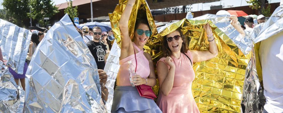 Des fans de la chanteuse Taylor Swift lors de son concert à Zurich le 9 juillet 2024. [Keystone - Ennio Leanza]