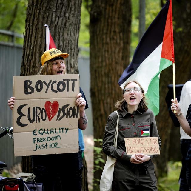 Des activistes demandent le boycott d'Israël à l'Eurovision 2024. [EPA/Keystone - ROBIN VAN LONKHUIJSEN]