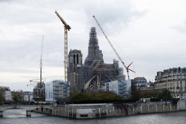 L'immense chantier de Notre-Dame de Paris. [Keystone - EPA/Yoan Valat]