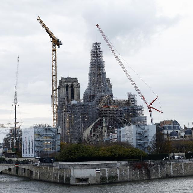 L'immense chantier de Notre-Dame de Paris. [Keystone - EPA/Yoan Valat]