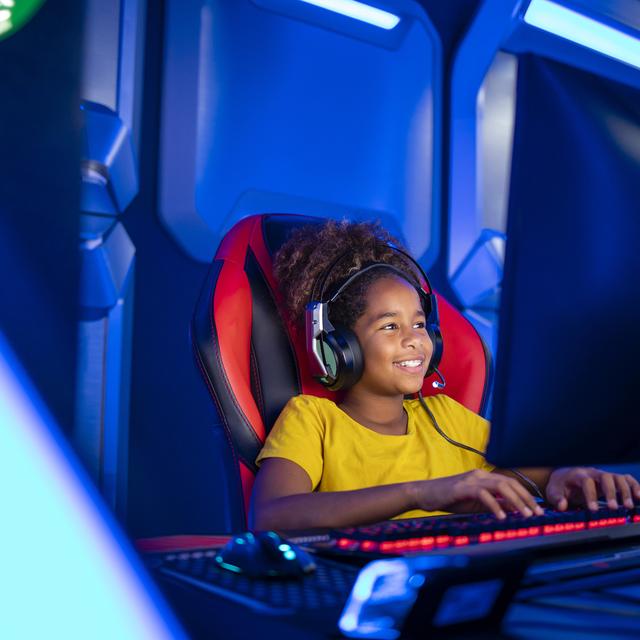 Une enfant qui joue a des jeux vidéos. [Depositphotos - alex.wolf]