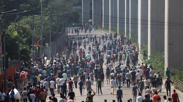 Des manifestants prennent d'assaut le palais de la Première ministre du Bangladesh. [REUTERS - Stringer]