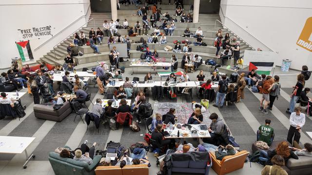 Le collectif étudiant pro-Palestine est autorisé à rester une nuit de plus à l'UNIGE. [KEYSTONE - SALVATORE DI NOLFI]