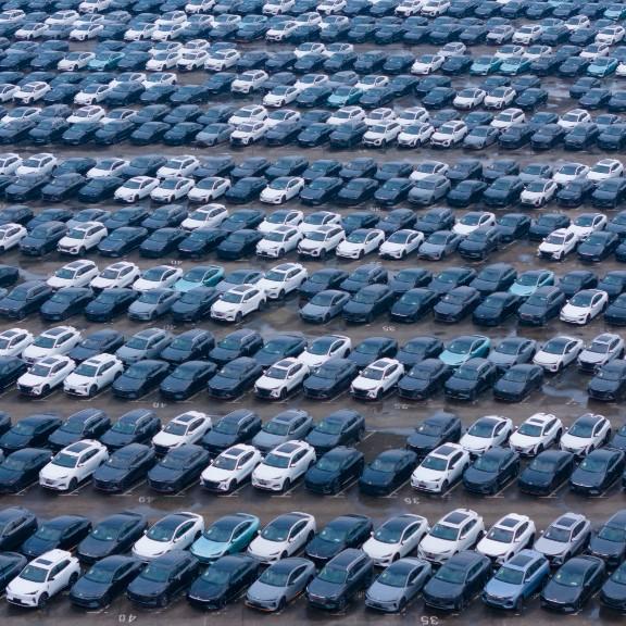Un parc de voitures électriques en Chine, avant leur distribution. [AFP - CFOTO / NurPhoto]