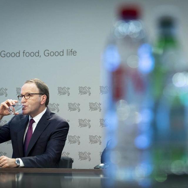 Nestlé a reconnu avoir eu recours à des procédés interdits pour purifier son eau en bouteille. [Keystone]