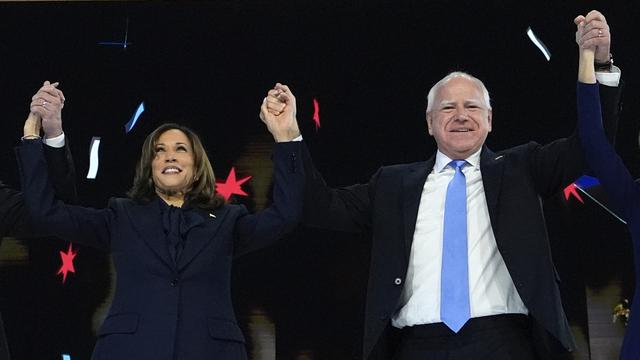 La candidate démocrate à la présidence, Kamala Harris, et le candidat démocrate à la vice-présidence, Tim Walz, lors de la Convention nationale démocrate le 22 août 2024. [KEYSTONE - PAUL SANCYA]