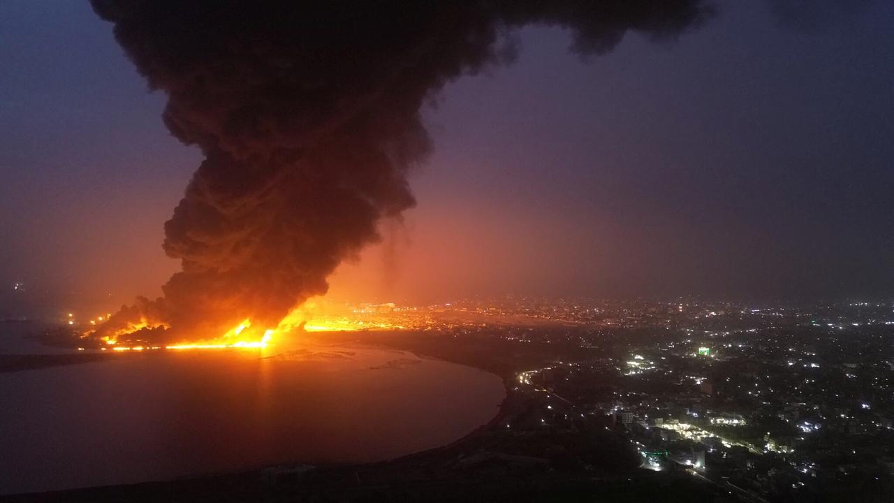 De la fumée s'élève du site des frappes aériennes israéliennes dans la ville portuaire de Hodeidah, au Yémen, le 20 juillet 2024. [Reuters - Houthi Military Media/Handout]