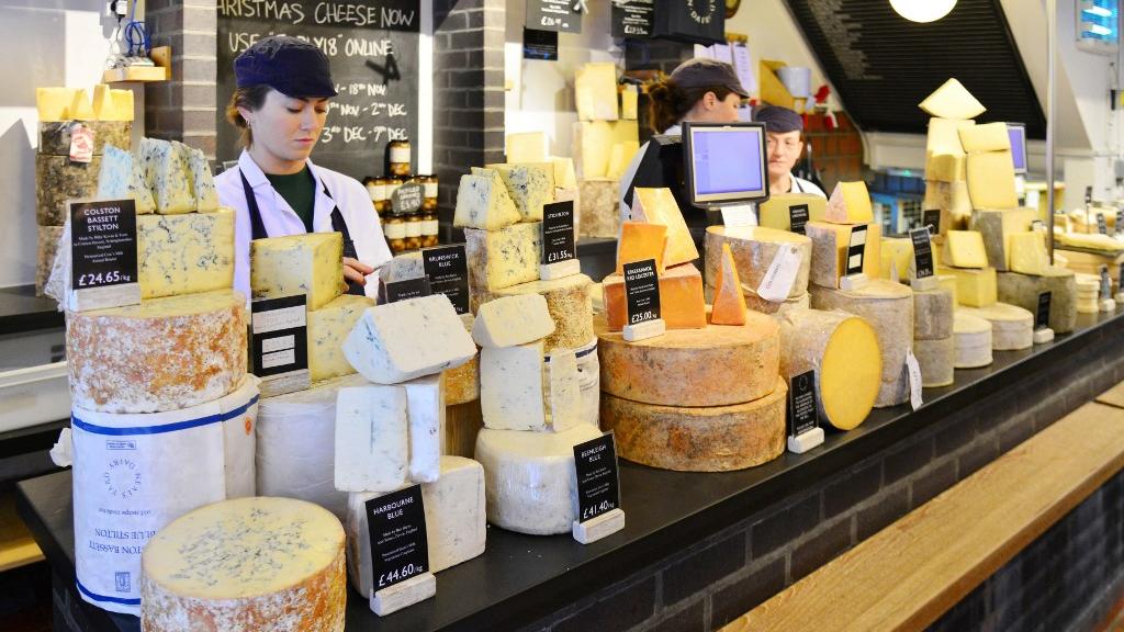 Des escrocs ont subtilisé 22 tonnes de cheddar anglais et gallois au marchand londonien de fromage Neal's Yard Dairy. [Only France via AFP - Antoine Lorgnier]