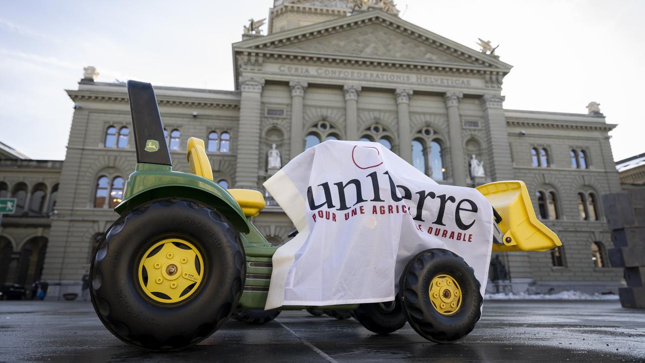 Par une action symbolique sur la Place fédérale mardi, l'organisation paysanne alternative Uniterre a montré que la politique agricole mène les paysans suisses "droit dans le mur". [Keystone]