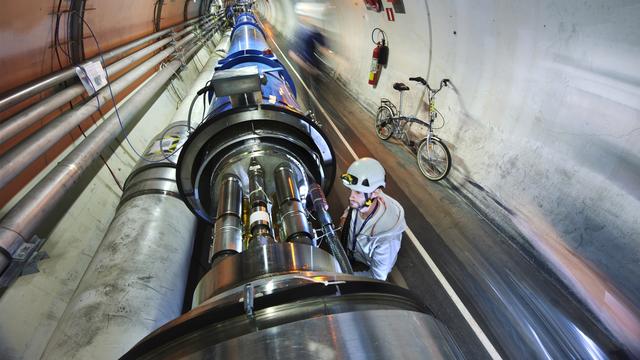 Un ingénieur travaille sur le LHC (Large Hadron Collider). [Brice, Maximilien - ©2019 CERN]