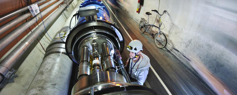 Un ingénieur travaille sur le LHC (Large Hadron Collider). [Brice, Maximilien - ©2019 CERN]