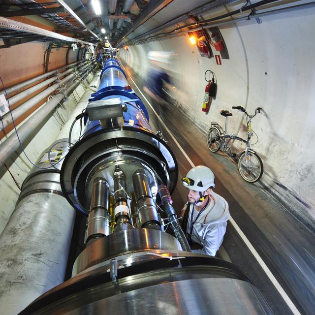 Un ingénieur travaille sur le LHC (Large Hadron Collider). [Brice, Maximilien - ©2019 CERN]