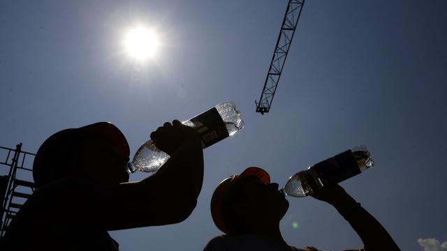 Le Conseil fédéral n'estime pas nécessaire de mieux protéger les ouvriers lors des canicules. [Keystone - Urs Flueeler]