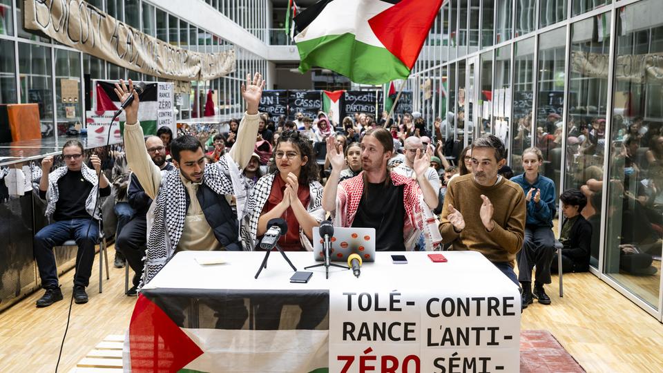 Les activistes pro-palestiniens lèvent leur occupation de l'UNIL. [KEYSTONE - JEAN-CHRISTOPHE BOTT]