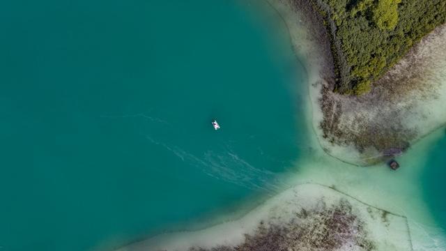 Vue aérienne du Lac d'Aiguebelette dans l'Avant-Pays savoyard en France. [AFP - Monica Dalmasso / hemis.fr]