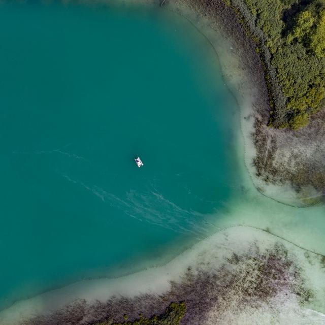 Vue aérienne du Lac d'Aiguebelette dans l'Avant-Pays savoyard en France. [AFP - Monica Dalmasso / hemis.fr]