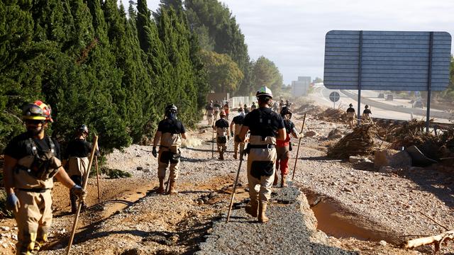 De nouveaux renforts sont attendus en Espagne pour dégager les véhicules et les gravats qui empêchent la circulation. [REUTERS - Bruna Casas]