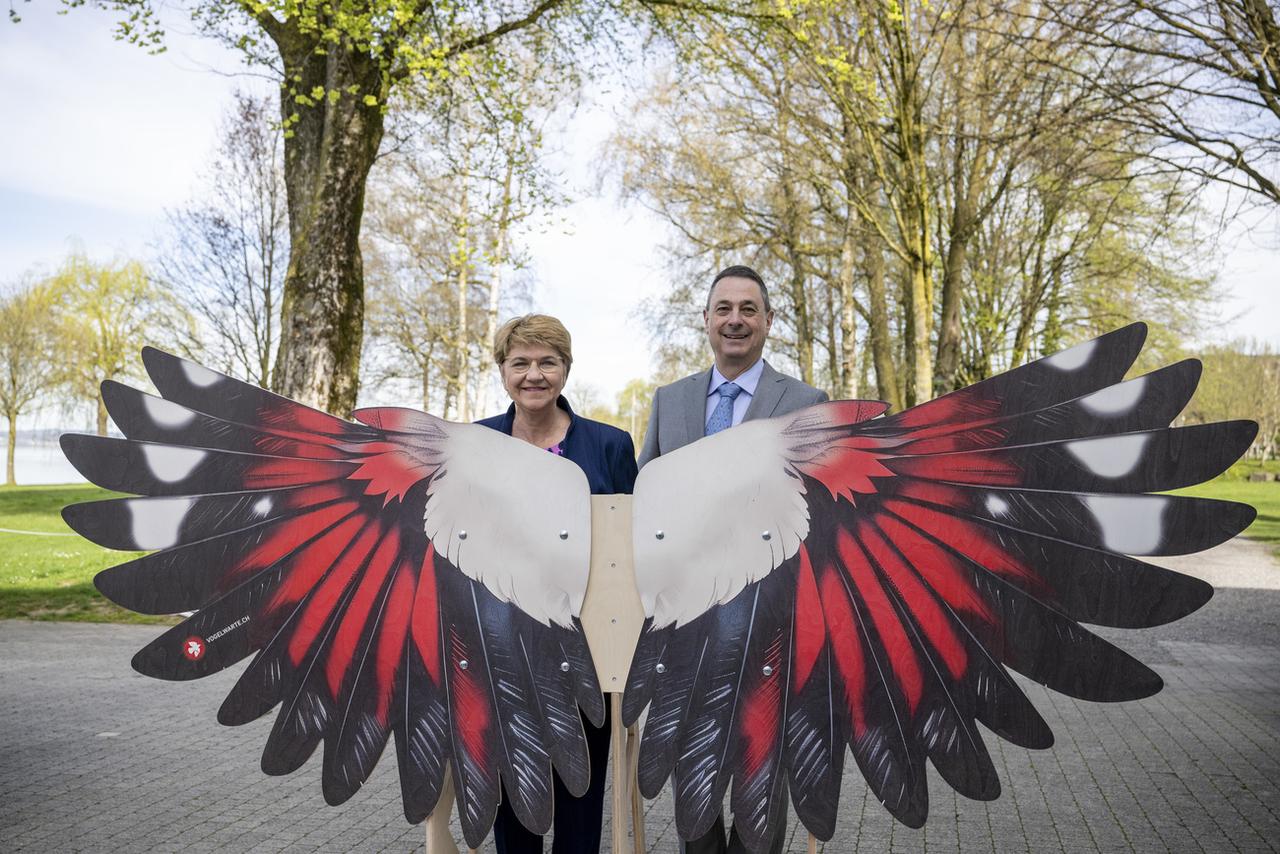 La présidente de la Confédération Viola Amherd, à gauche, et le président de la direction de la Station ornithologique suisse, Matthias Kestenholz, à droite, lors des festivités du centenaire de l'organisation à Sempach, le samedi 6 avril 2024. [KEYSTONE - URS FLUEELER]