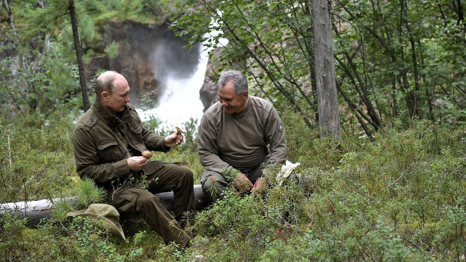 Le président russe Vladimir Poutine et le ministre de la Défense Sergueï Choïgou se reposent pendant le voyage de chasse et de pêche qui a eu lieu du 1er au 3 août 2017 dans la république de Touva, dans le sud de la Sibérie. [REUTERS via Spoutnik - Alex Nikolsky]