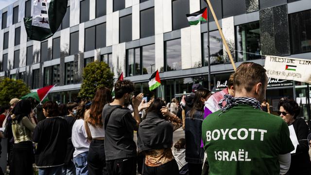 Des étudiants occupent un bâtiment de l'Unil depuis jeudi 2 mai. [Keystone - Jean-Christophe Bott]