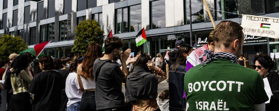 Des étudiants occupent un bâtiment de l'Unil depuis jeudi 2 mai. [Keystone - Jean-Christophe Bott]