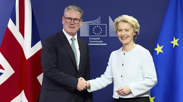 Le Premier ministre britannique Keir Starmer et la présidente de la Commission européenne Ursula von der Leyen. [KEYSTONE - BENJAMIN CREMEL / AP]