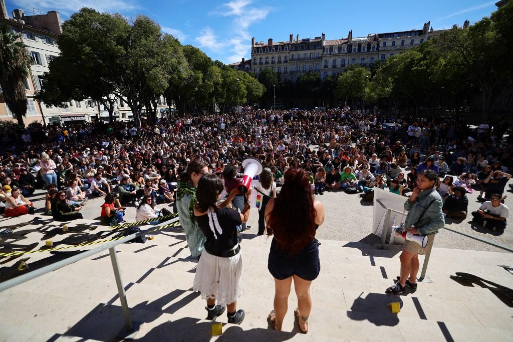 A Marseille, plusieurs centaines de personnes se sont rassemblées devant le palais de justice en soutien à Gisèle Pelicot, le 14 septembre 2024. [AFP - CLEMENT MAHOUDEAU]