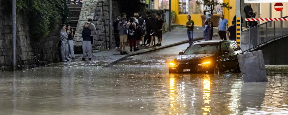 Orages et très fortes intempéries ont causés le débordement des cours d’eau à Morges. [Keystone - Laurent Gillieron]