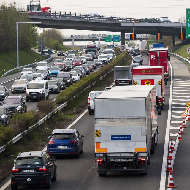 Un embouteillage en Suisse. [Keystone - Laurent Gillieron]