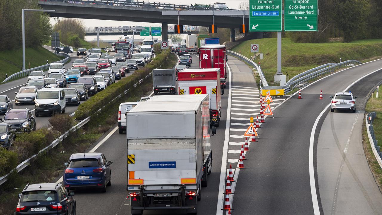 Un embouteillage en Suisse. [Keystone - Laurent Gillieron]