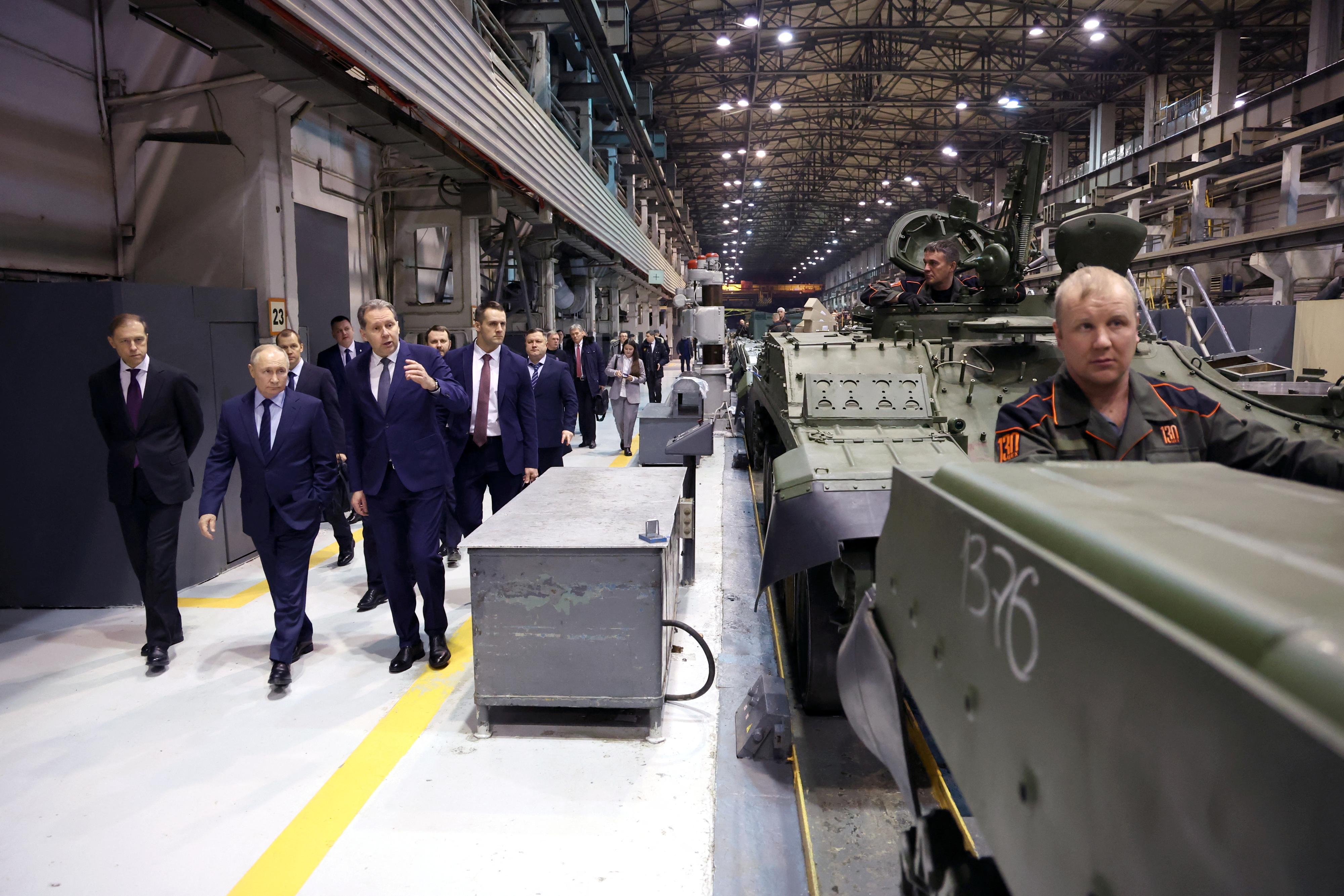 Le président russe Vladimir Poutine lors d'une visite d'une usine du fabricant d'armes Uralvagonzavod, dans la ville de Nijni Taguil, dans l'Oural, le 15 février 2024. [SPUTNIK via REUTERS - Alexander Kazakov]