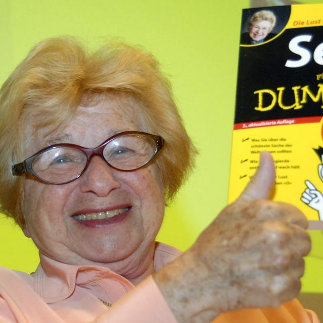 Le Dr Ruth Westheimer tient un exemplaire de son livre "Sex for Dummies" à la Foire internationale du livre de Francfort en 2007. [Keystone - AP Photo/Bernd Kammerer]