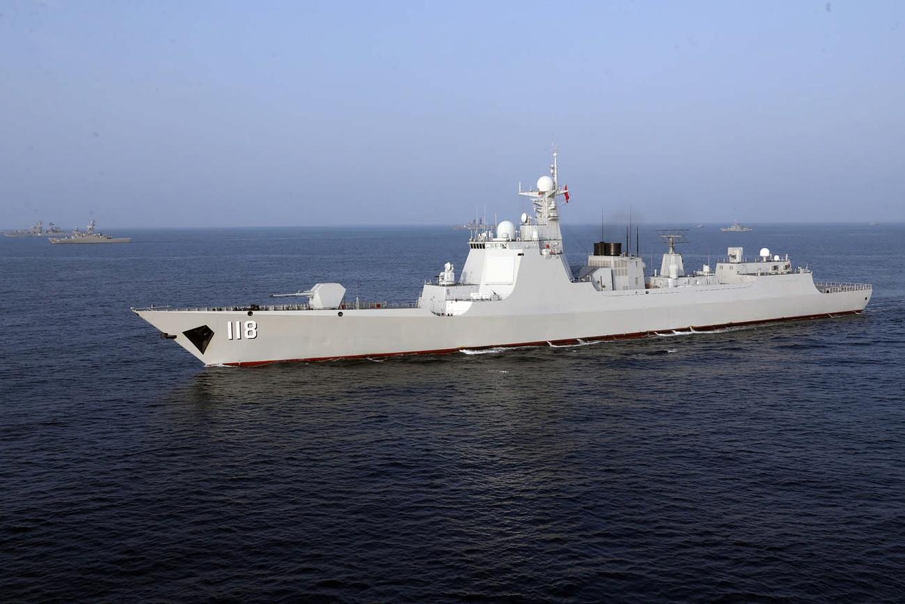 Le destroyer chinois Urumqi lors d'un exercice militaire conjoint avec l'Iran et la Russie dans l'océan Indien, le 21 janvier 2022. [KEYSTONE - IRANIAN ARMY HANDOUT]