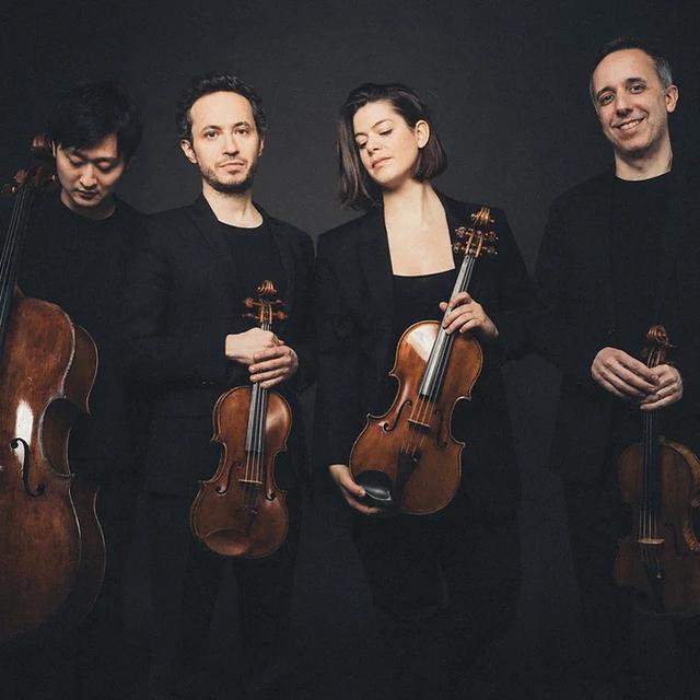 Le Quatuor Ebène avec instruments. [quatuorebene.com - © Julien Mignot]