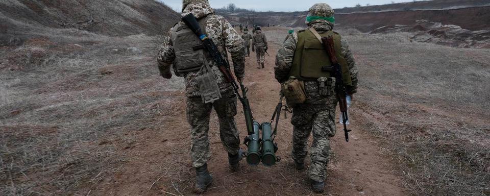 Face aux lourdes pertes, l'Ukraine abaisse l'âge de la mobilisation à 25 ans. [Keystone]