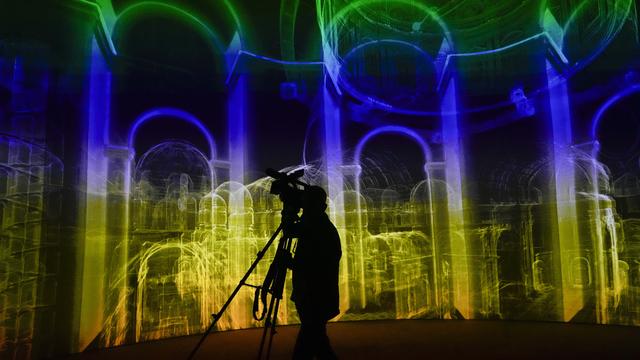 Des images virtuelles projetées de la Basilique St. Pierre à Rome. [Keystone/AP Photo - Gregorio Borgia]