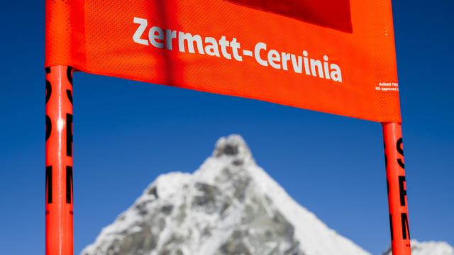 Pas d'entraînement de ski cet été à Zermatt. [Keystone - Jean-Christophe Bott]