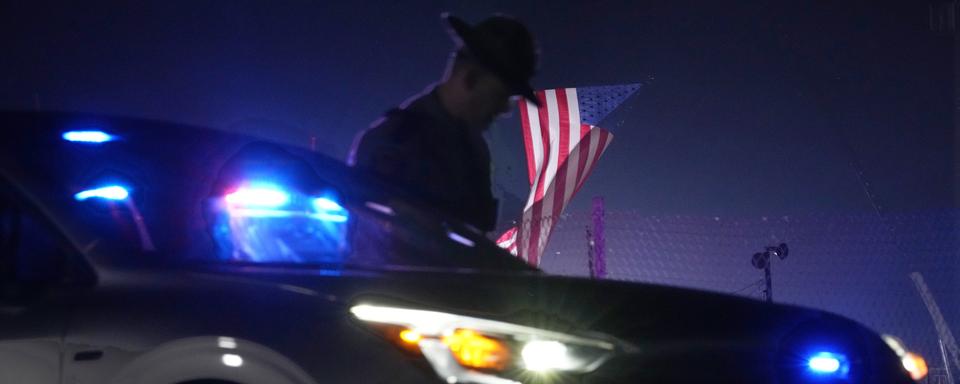 Un policier en fonction après le tir raté contre Trump. [Keystone/AP Photo - Sue Ogrocki]