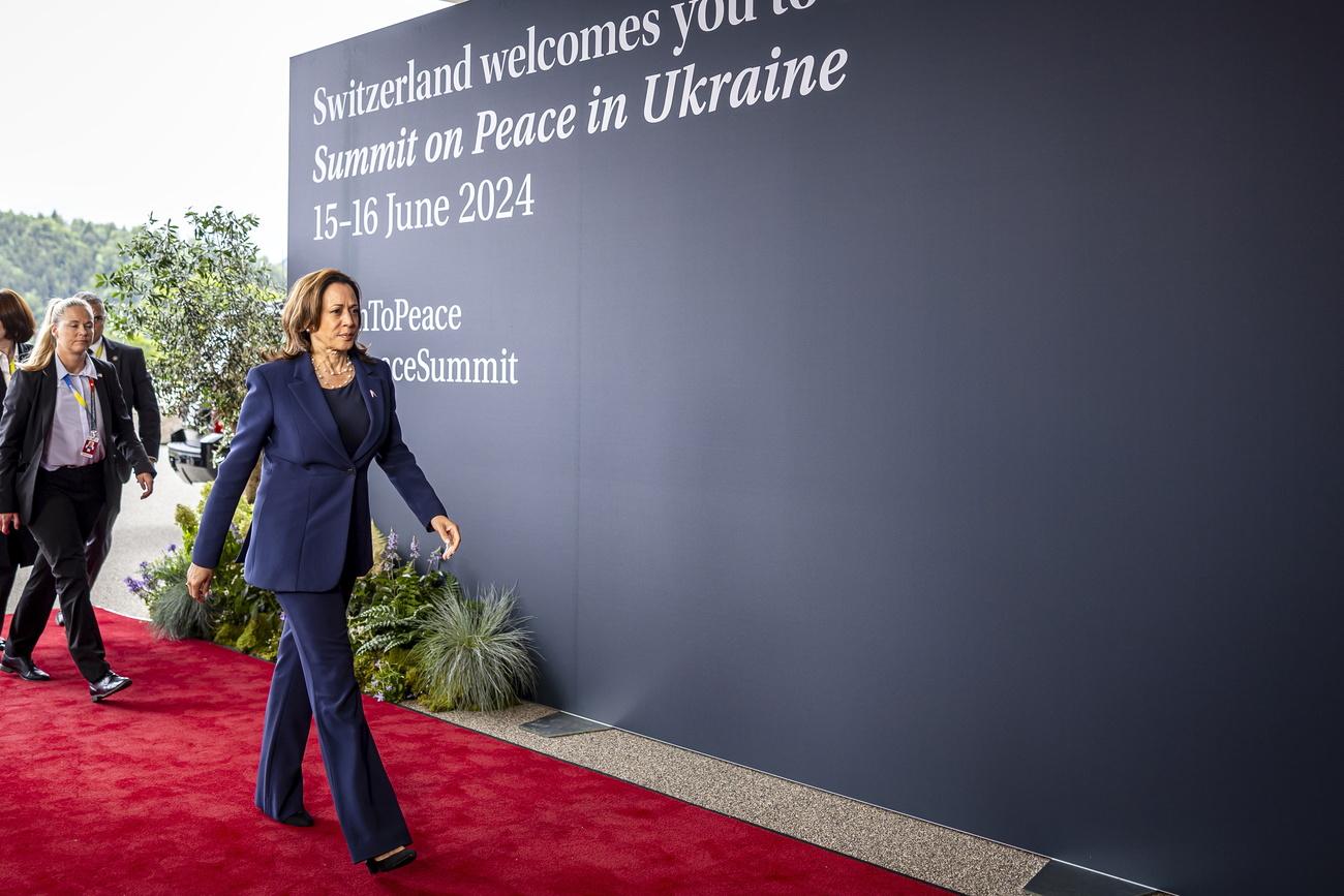 La vice-présidente américaine Kamala Harris est venue au Bürgenstock (NW) avec une nouvelle aide de 1,5 milliard de dollars pour l'Ukraine. [KEYSTONE - MICHAEL BUHOLZER / POOL]