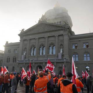 Plusieurs centaines d'employés de l'entreprise Stahl Gerlafingen ont manifesté lundi à Berne. [Keystone]